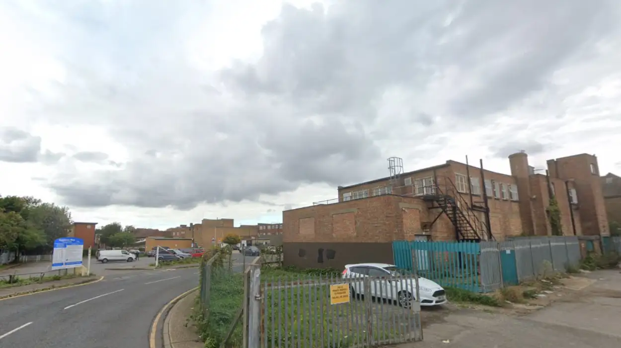 Masked Youths Snatch Phones on E-Bikes in Hornchurch, Romford