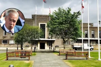 Nigel Farage fears Russian spies hacked phone in England 2026