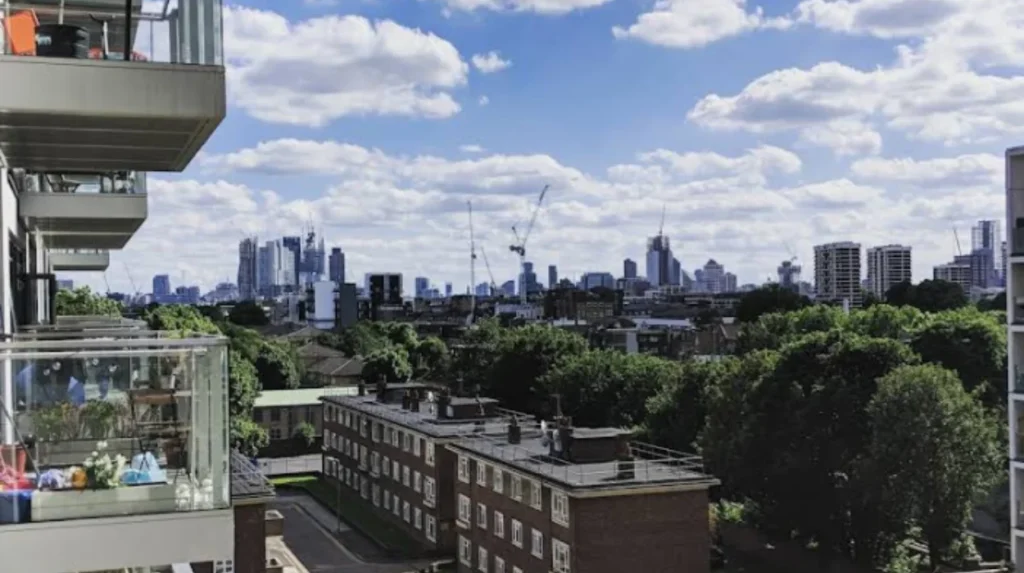 What are the must‑see attractions and neighbourhoods in Hackney?