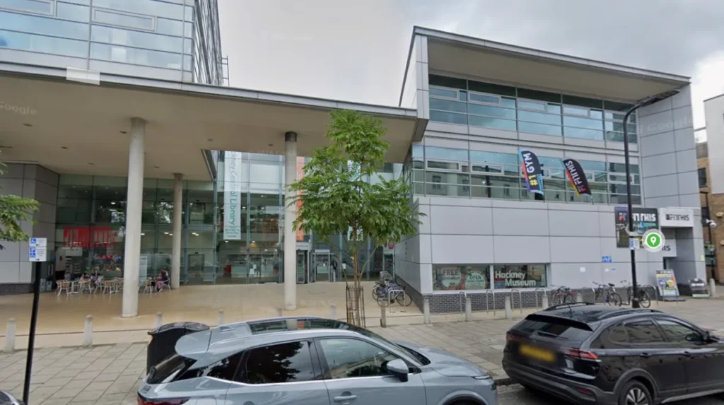 What practical tips help tourists maximise free time in Hackney on a weekend?