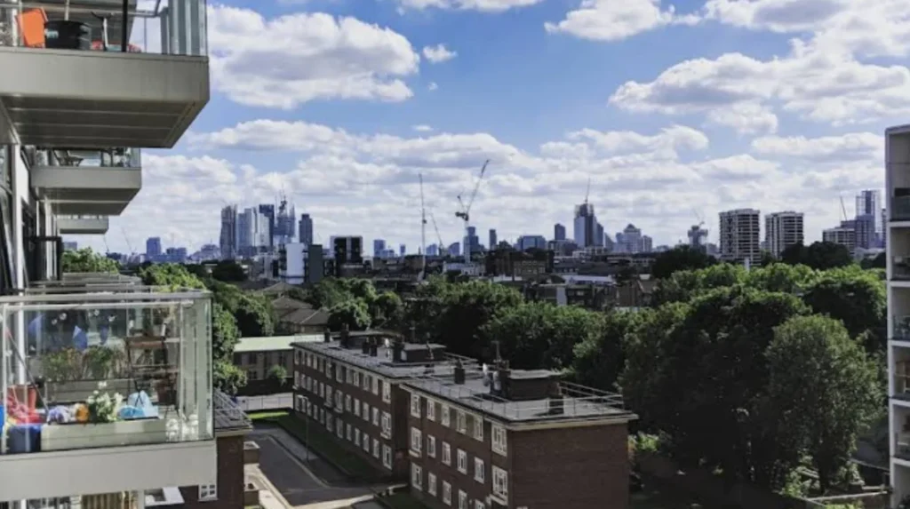 How should visitors move around Hackney?