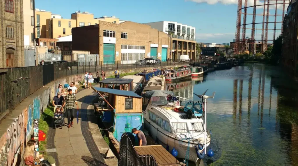 How should visitors plan one day in Hackney?