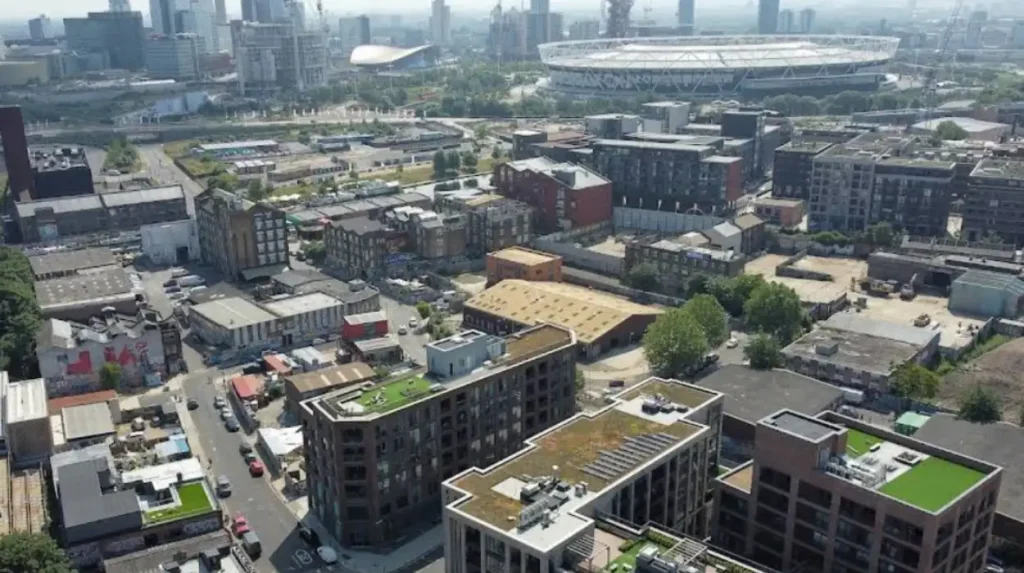 What Are the Best Areas in Hackney for Tourists Seeking Shopping, Dining, Sightseeing, and Nightlife?