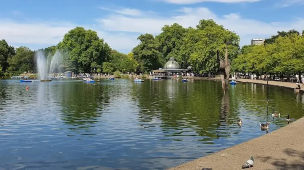 What are the primary green spaces to visit in Hackney?