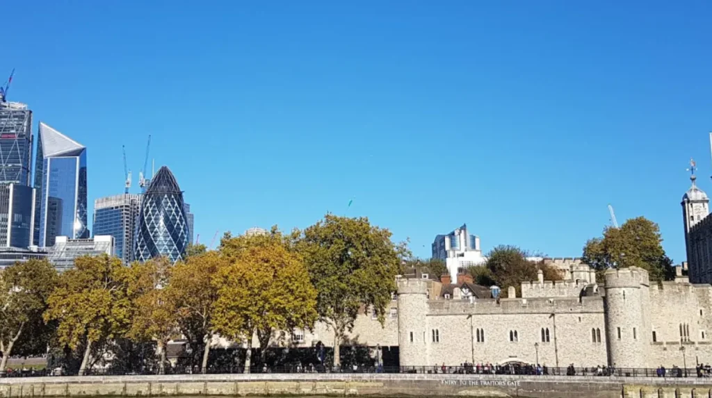 How can tourists and business travellers maximise short visits to Tower Hamlets?