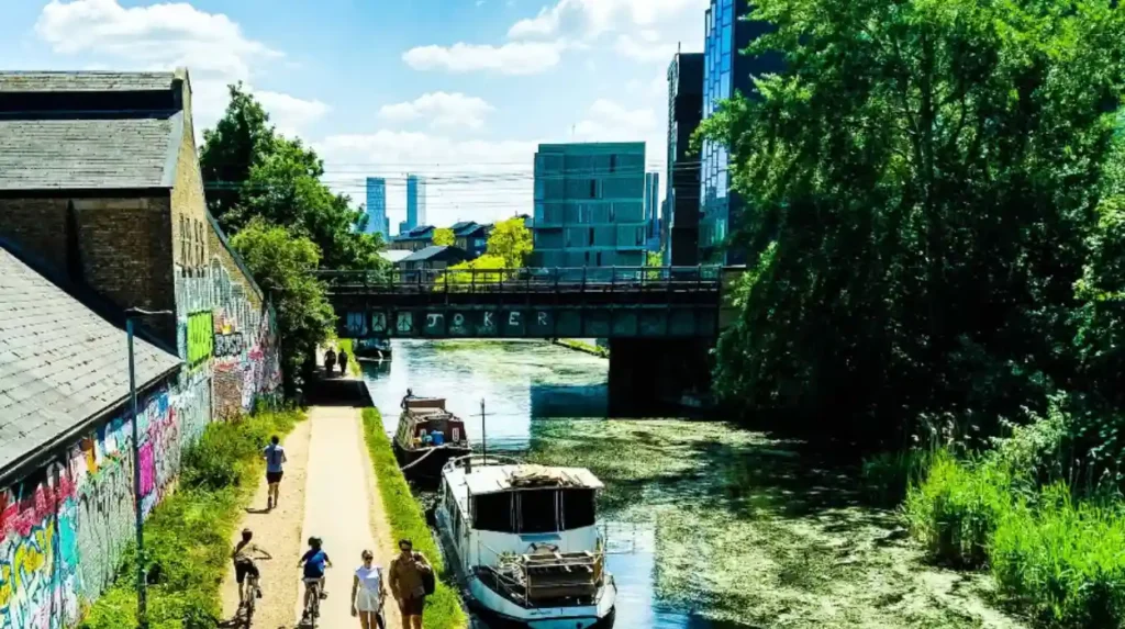 How can travellers use Tower Hamlets outdoors well?