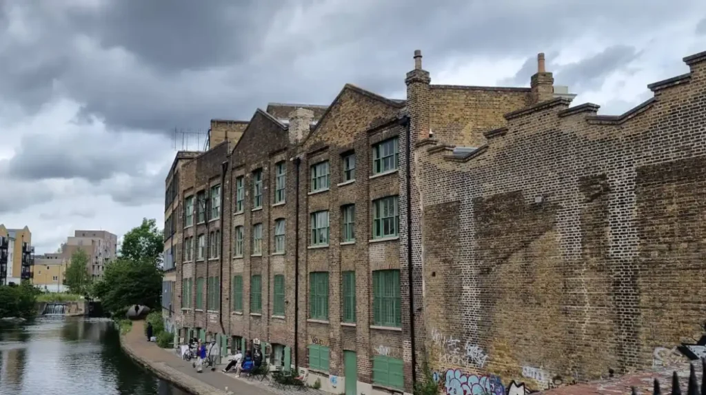 How does Tower Hamlets connect past and present through its heritage sites?