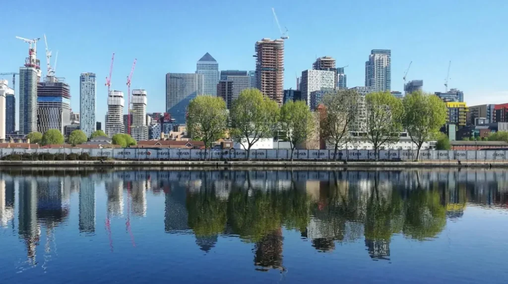 How should visitors plan a one-day itinerary for history, food, and views?