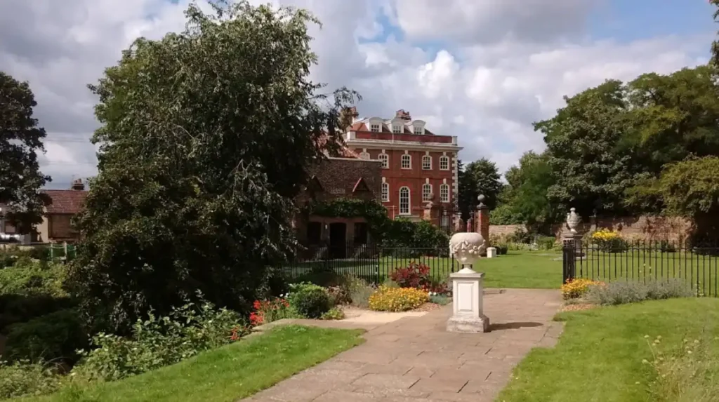 What are the top historic landmarks to visit in Havering?
