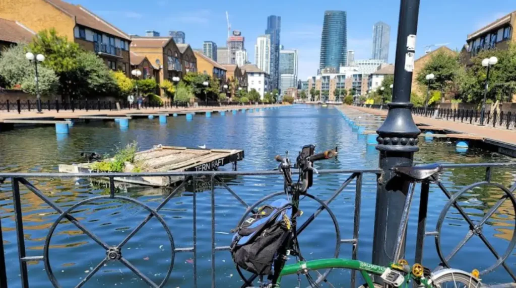 What practical tips help tourists maximise visits to Tower Hamlets?