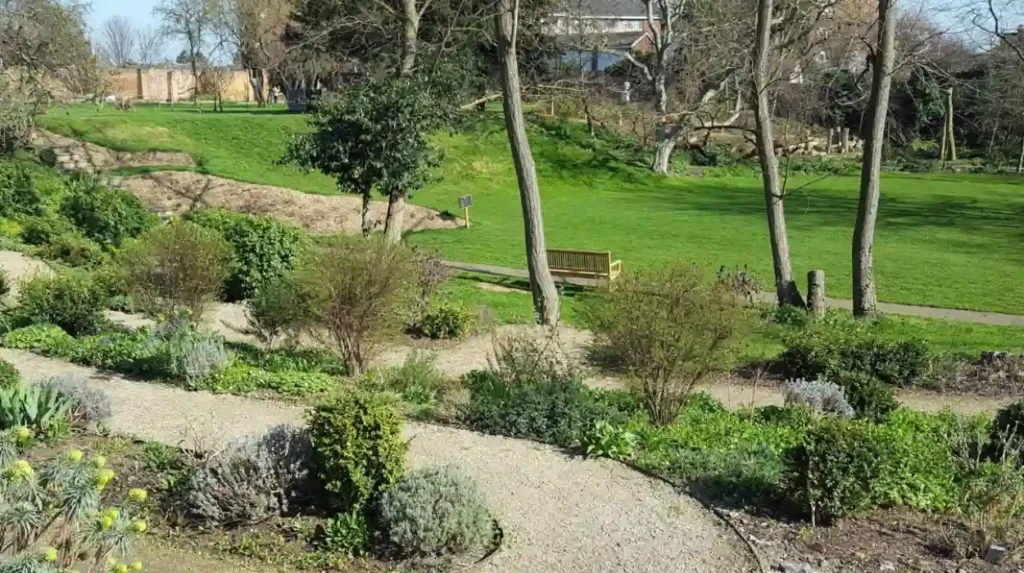 Which locations offer panoramic views and photographic opportunities?