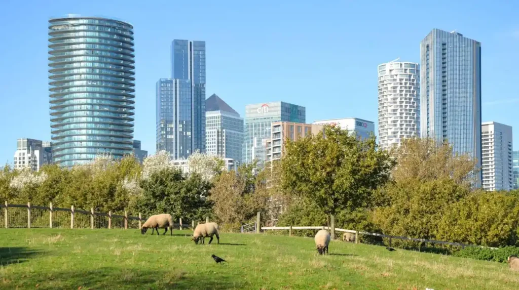 How can tourists and digital nomads plan a full day combining photography, green space and relaxation?