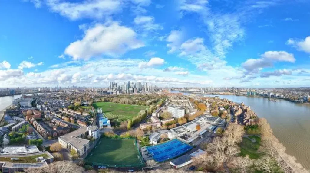What are the best scenic places in Tower Hamlets for photography and relaxation?