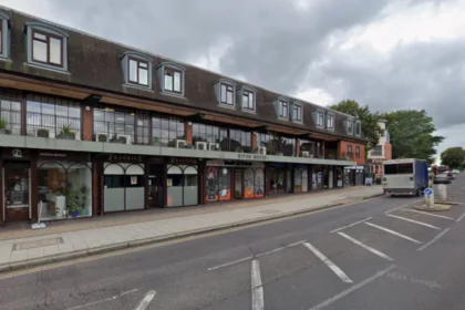 Frankie's Wine Bar 2am Licence Bid Faces Objections Hornchurch 2026